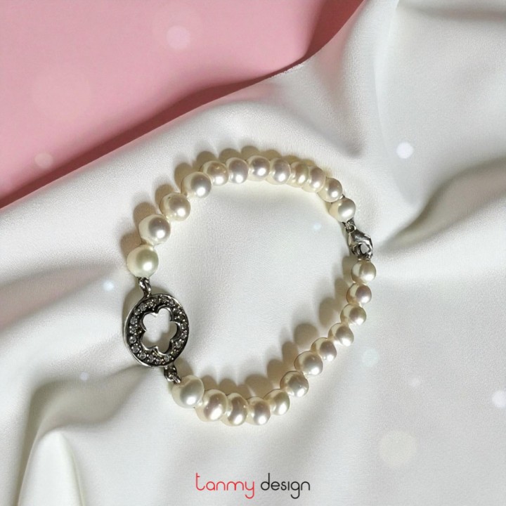 Vòng tay ngọc trai mặt hình hoa đính đá